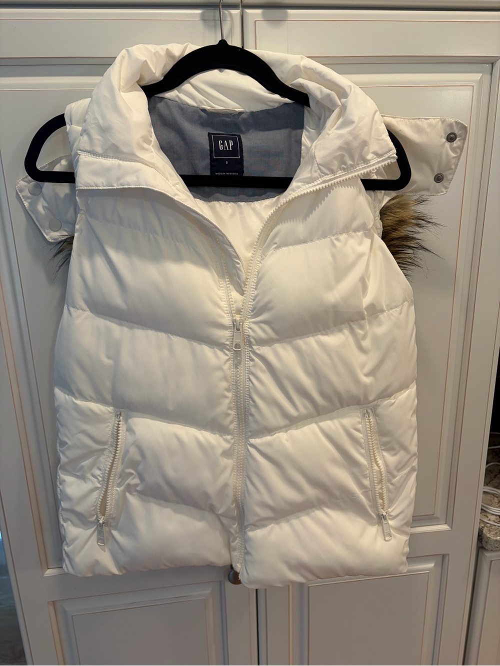 GAP White Quilted Hooded Puffer Vest